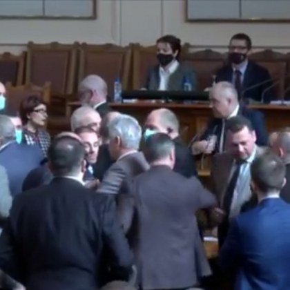 Бой в Народното събрание в началото на пленарното заседание Стигна