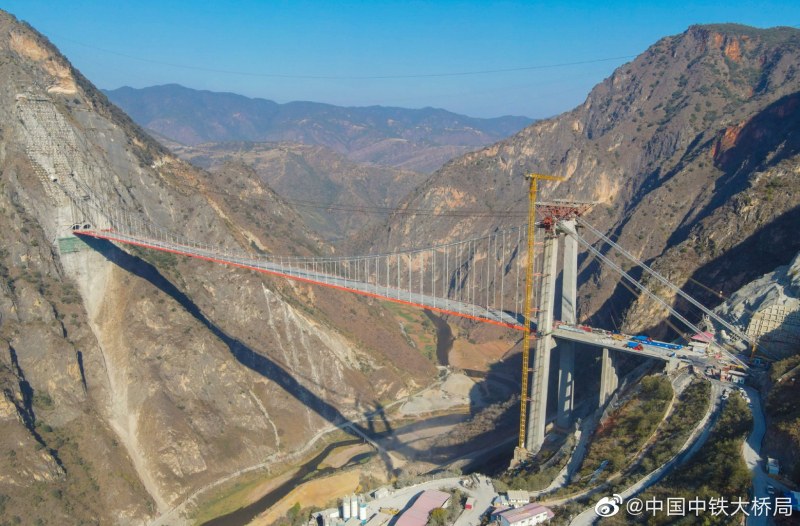 Откриват висящ мост-рекордьор в Китай СНИМКИ