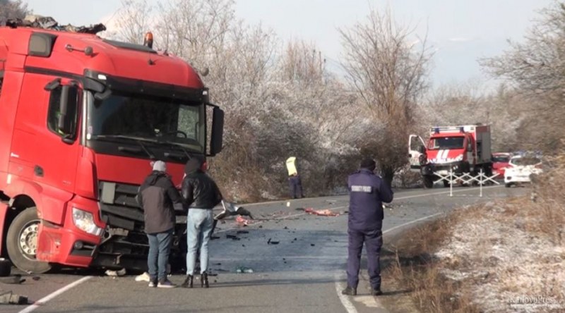 Първи ВИДЕО и СНИМКИ от катастрофата с жертва край Карлово