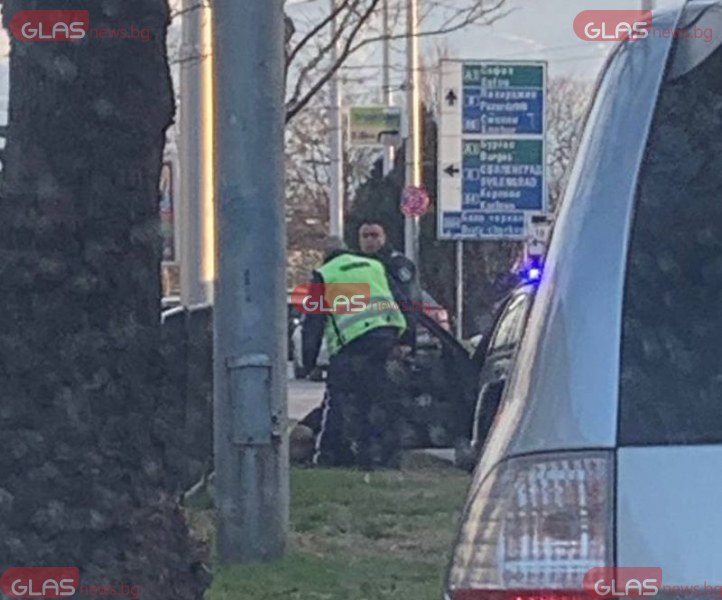 Полицаи проснаха мъж на земята пред погледа на десетки и му сложиха белезници СНИМКИ