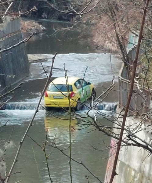 Таксиметров автомобил е попаднал на много необичайно место в София.Колата