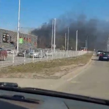 Кола изгоря в столицата ВИДЕО