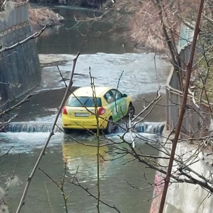 Таксиметров автомобил е попаднал на много необичайно место в София Колата