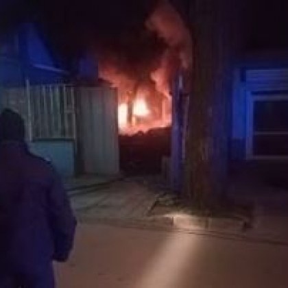 Пожар пламна във Варна, гори къща