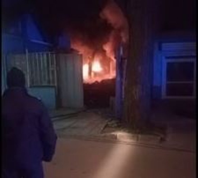 Пожар пламна във Варна, гори къща