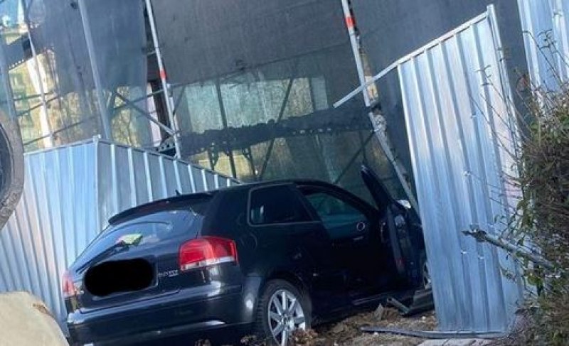 Шофьор отнесе желязно ограждение в София СНИМКА