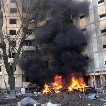 Снаряд попадна в жилищна многоетажна сграда в Киев, избухна пожар СНИМКИ