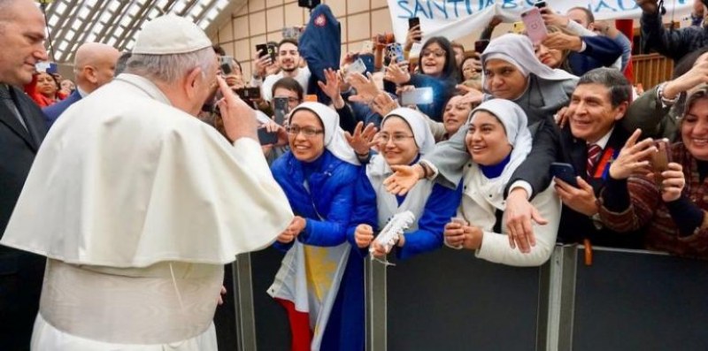 Смут сред кардиналите във Ватикана – папата им вкарва... жени!?