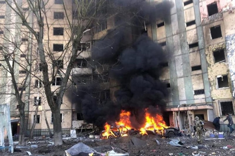 Снаряд попадна в жилищна многоетажна сграда в Киев, избухна пожар СНИМКИ