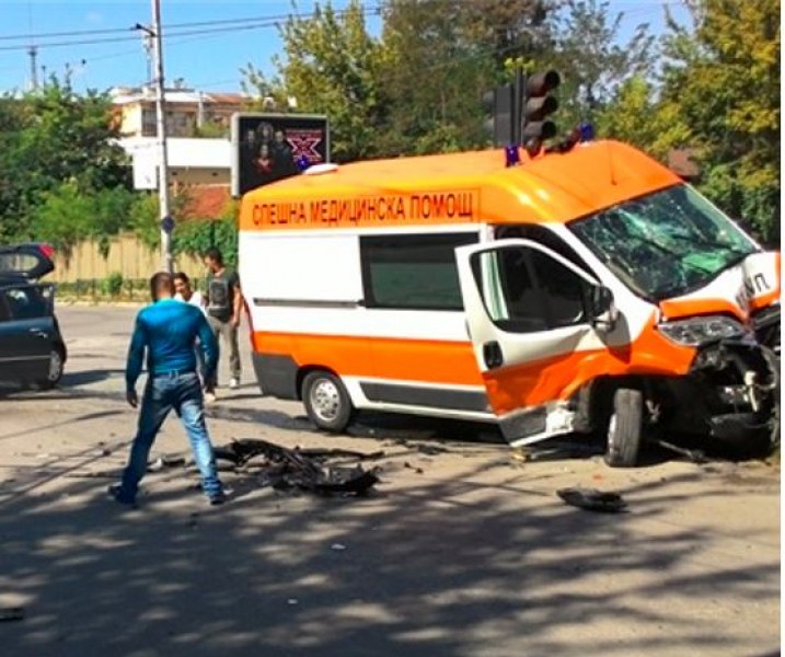 Хонда се заби в линейка с пациент в Пловдив, шестима пострадаха!