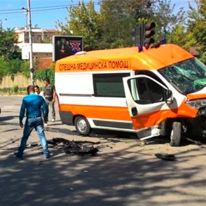 Лек атомобил Хонда е блъснал линейка в Пловдив снощи При