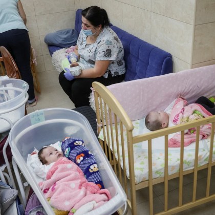 Десетки бебета в Украйна някои от които на едва седмица