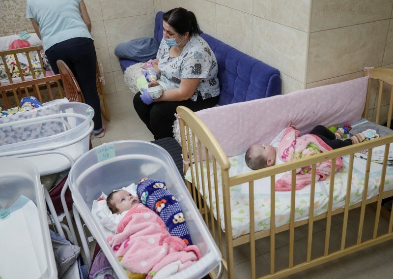 Ничиите бебета – родени от сурогатни майки в Украйна