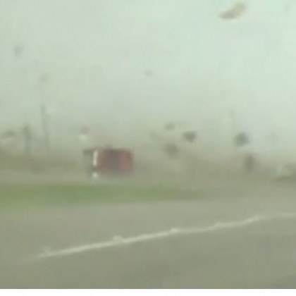 Ужасяващ момент в който шофьор е ударен от торнадо в