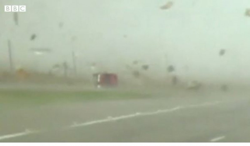 Ужасяващ момент, в който шофьор е ударен от торнадо в