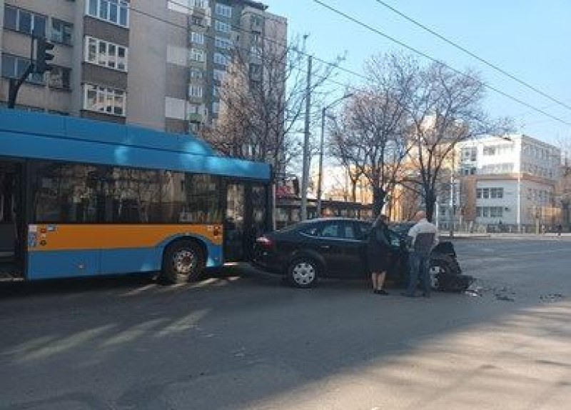 Тролей и две коли се блъснаха в София СНИМКИ