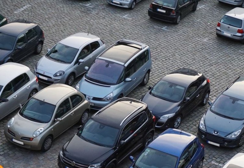 Паркирането в големите градове често е проблем, а понякога възникват