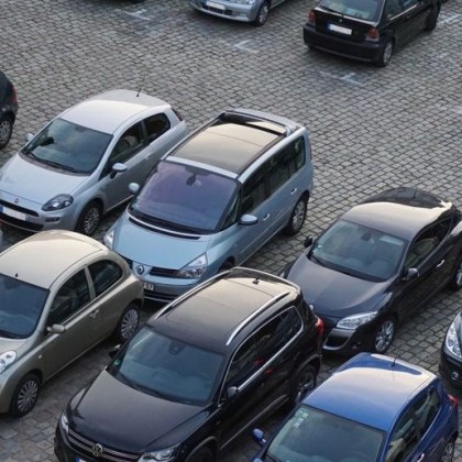 Паркирането в големите градове често е проблем а понякога възникват