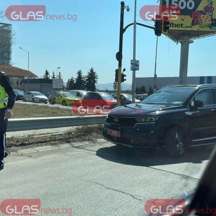 Мерцедес се заби в дипломатически автомобил в София  СНИМКИ