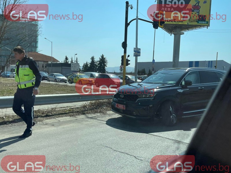 Мерцедес се заби в дипломатически автомобил в София  СНИМКИ