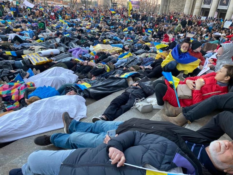 Протест! Стотици украинци легнаха на земята на площад във Варшава СНИМКИ+ВИДЕО