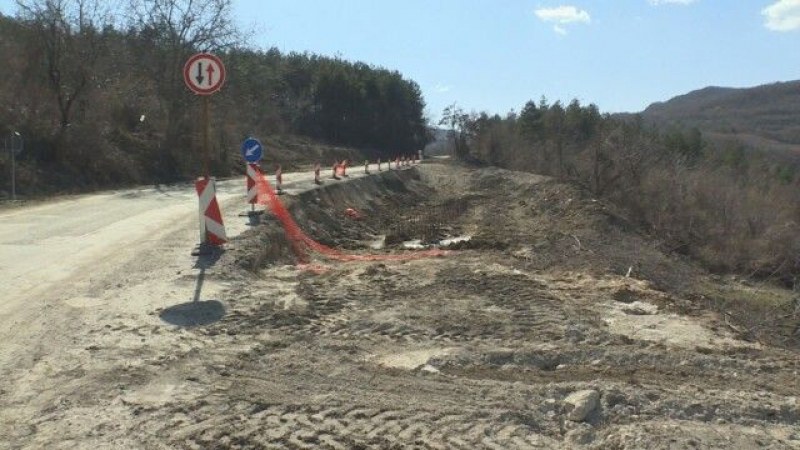 Работници и техника изчезнаха от ремонта на пътя край село Храбрино