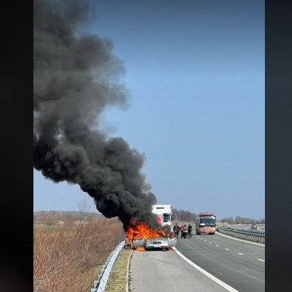 Лек автомобил Мерцедес гори в аварийната лента на АМ Тракия