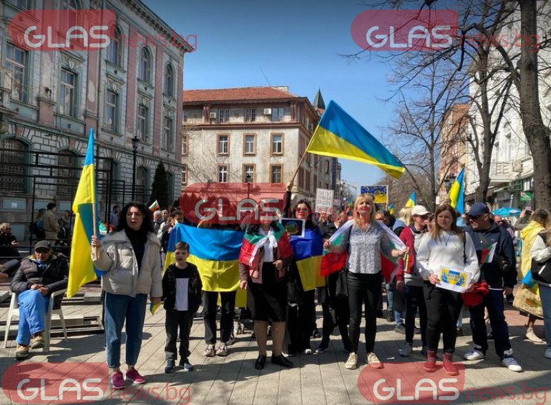 Протестно шествие срещу войната в Украйна се провежда в Пловдив СНИМКИ и ВИДЕО