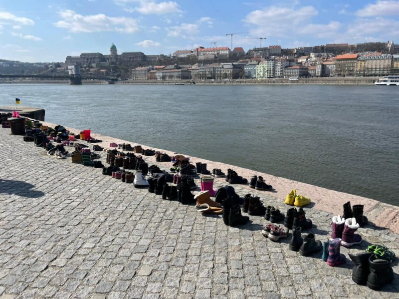 300 чифта обувки на брега на Дунав в памет на жертвите от театъра в Мариупол
