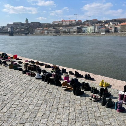 300 чифта обувки бяха поставени на брега на Дунав край
