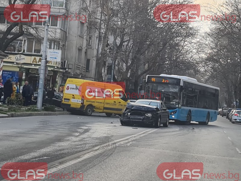 Възлов булевард в Пловдив блокиран! Две коли се забиха в микробус СНИМКИ