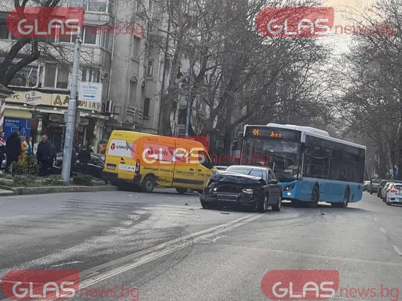Три коли катастрофираха на възловия булевард “Христо Ботев” край Военна