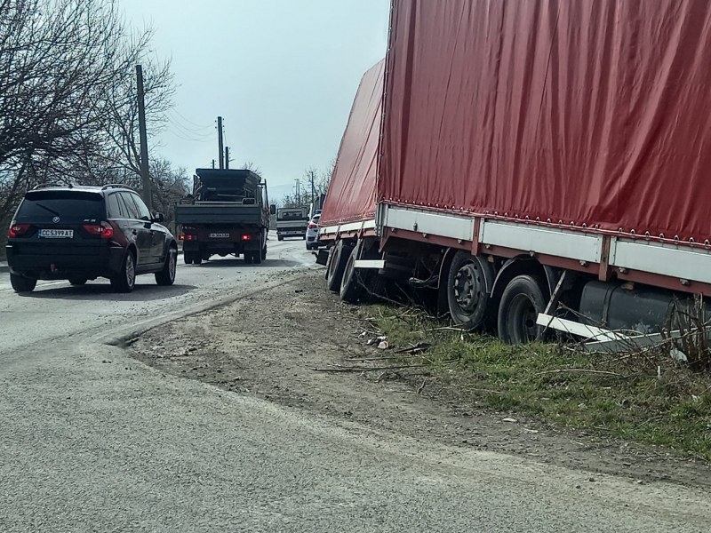 Камион катастрофира на завой край Шумен СНИМКИ