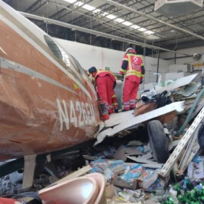 Малък самолет се разби в супермаркет в Мексико Вследствие на