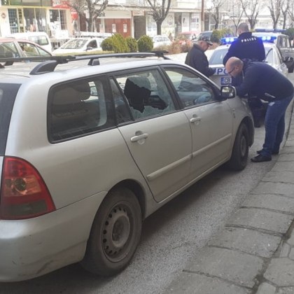 Стрелба по автомобил в центъра на Казанлък СНИМКИ