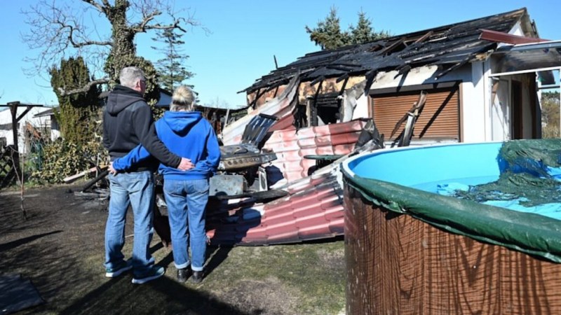Неизвестни подпалиха украинско знаме, изгоря цялата къща СНИМКИ