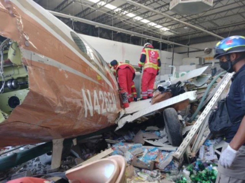 Самолет се разби в магазин в Мексико, има жертви СНИМКИ