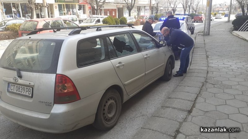 Стрелба по автомобил в центъра на Казанлък СНИМКИ