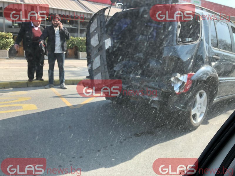 Автобус и две коли се блъснаха на булевард в Пловдив! СНИМКИ