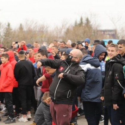 Картофи, бутилки и кенчета полетяха към централата на БФС СНИМКИ