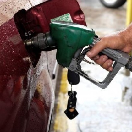Цените на горивата продължават да се покачват Един литър бензин вчера