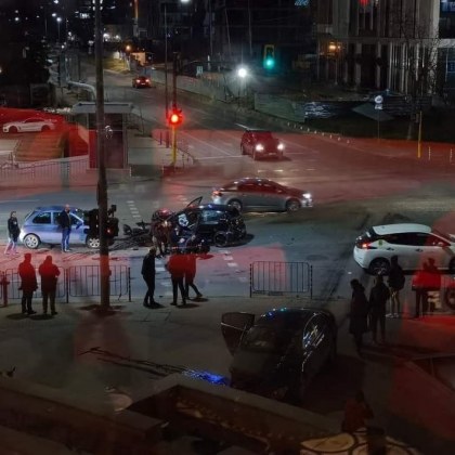Жестока катастрофа в София! Челен удар, човек лежи на пътното платно СНИМКИ