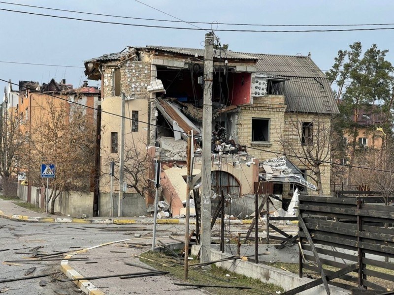 Предполагаема руска ракета удари поредна жилищна сграда в Украйна. За