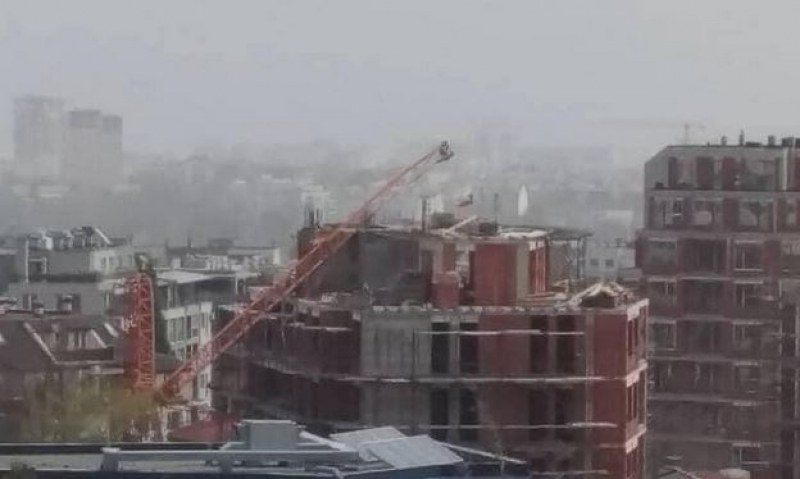 Кран се стовари върху строителна площадка в София.Инцидентът е станал
