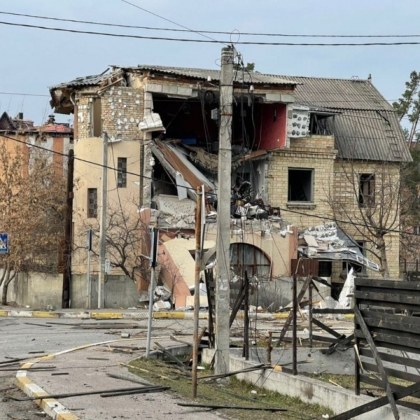 Предполагаема руска ракета удари поредна жилищна сграда в Украйна За