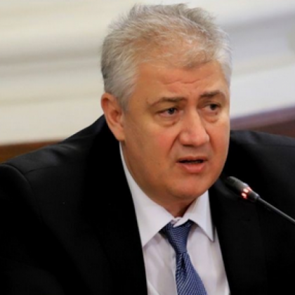 Ковид кризата е оставена на автопилот. Ваксинацията също