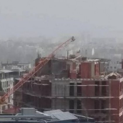 Кран се стовари върху строителна площадка в София Инцидентът е станал