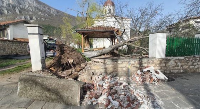 Паднали дървета, комини и изпочупени автомобили във Враца след силна буря
