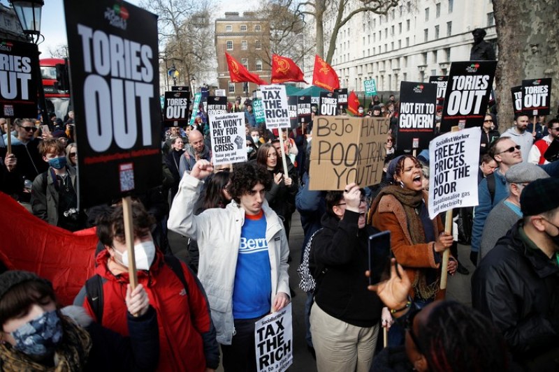 Хиляди британци искат оставката на Борис Джонсън заради цените на газа и тока