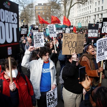 Хиляди британци излязоха по улиците на Лондон Бирмингам Кардиф и